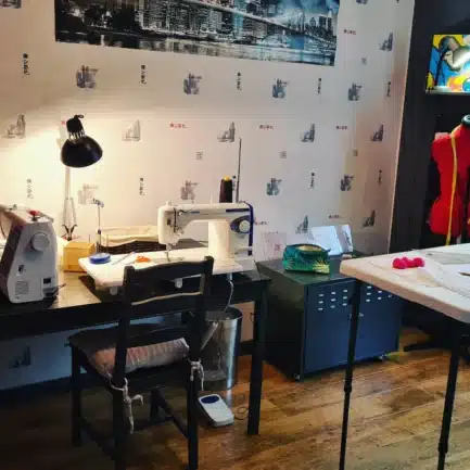 Atelier de couture avec un mannequin, une machine