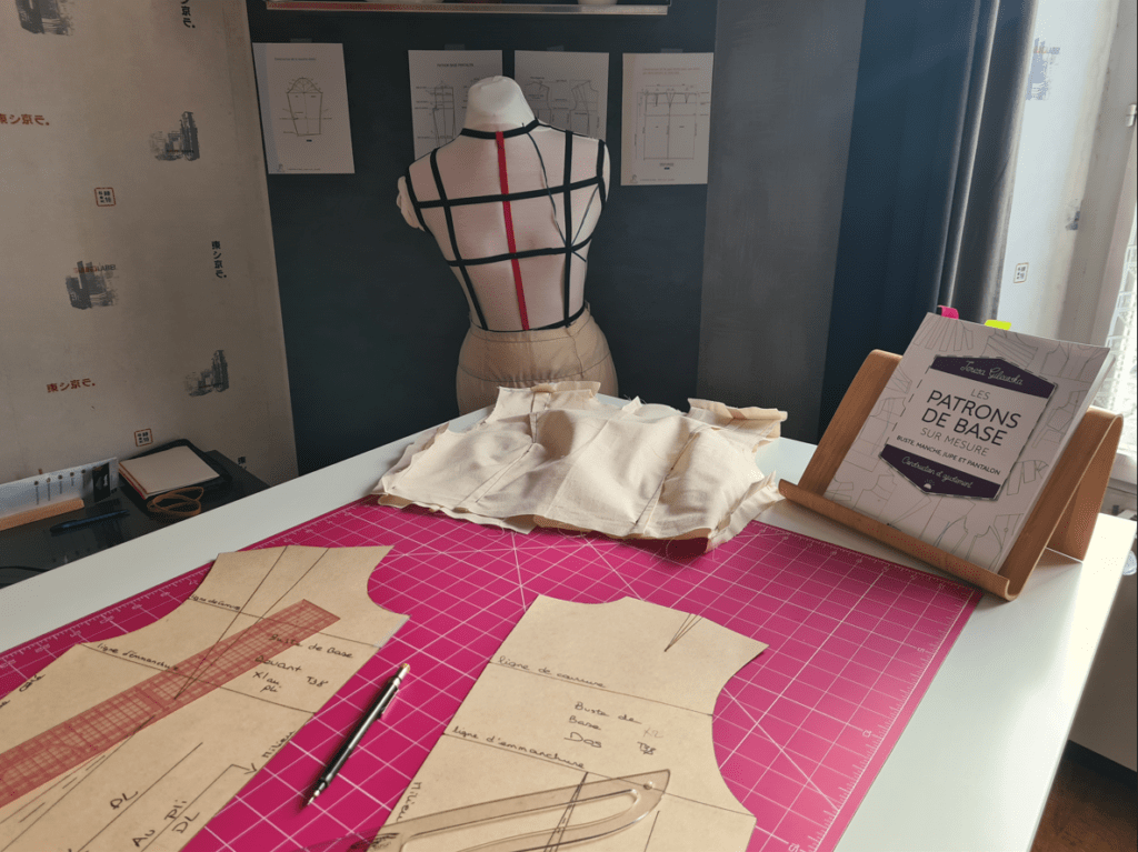 Atelier de modélisme avec un mannequin de couture