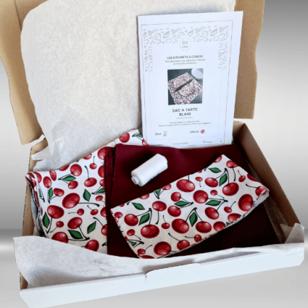 Boite en carton contenant tooute la mercerie pour réaliser un kit de sac a tarte rouge et blanc motif cerises