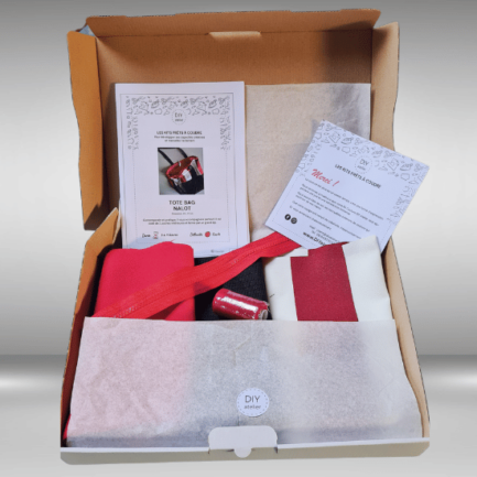 Boite en carton contenant tooute la mercerie pour réaliser un kit de sac rouge et blanc