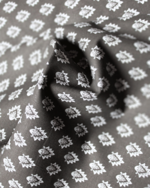 Tissu noir motifs délicats blancs style orovencal