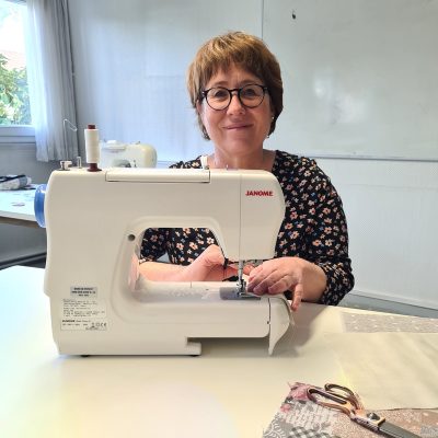 Daniele Un professeur de couture assise devant sa machine à coudre