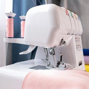 jolie surjeteuse et tissu rose